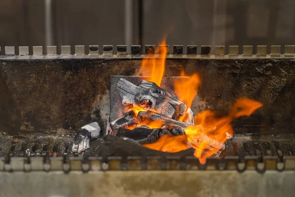 Feu de bois flamboyant sur barbecue grill machine dans la cuisine — Photo