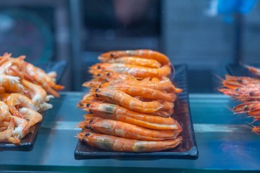 Restoranların vitrininde kaynamış karides ya da karides tabağı
