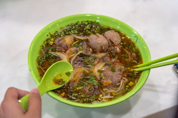 ベトナム人の牛肉麺を食べる – Bun Bo Hue — ストック写真