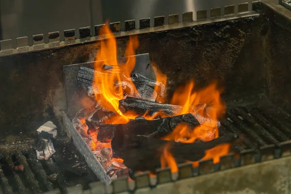 Flamme brûlante au charbon de bois dans un poêle à barbecue — Photo
