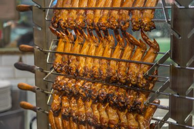 Izgara makinesinde kızarmış tavuk kanadı.