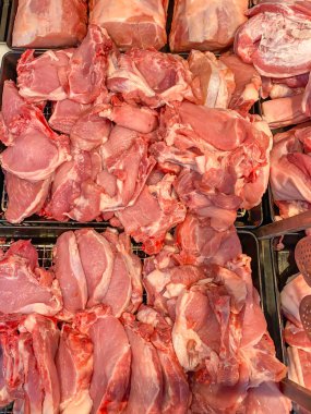 Süpermarkette satılık çiğ domuz eti yığını