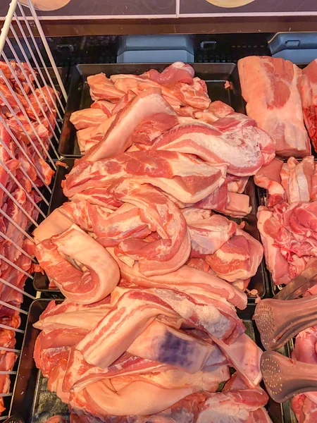 Mucchio di pancetta cruda di maiale in vendita presso la macelleria — Foto Stock