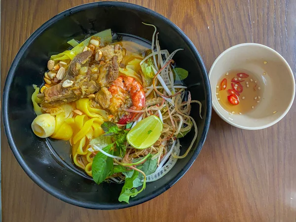 Vietnamese cuisine- rice noodles Mi Quang served with fish sauce — Stock Photo, Image