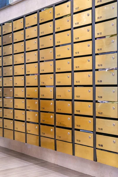 Foto vertical de caixas de correio metálicas no lobby do condomínio — Fotografia de Stock