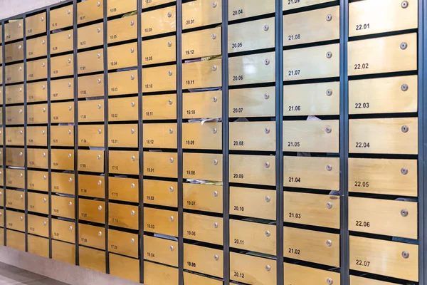 Ряды металлических почтовых ящиков в почтовом отделении в здании кондоминиума — стоковое фото