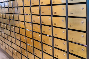 Apartmanın posta odasında posta kutusu dizisi