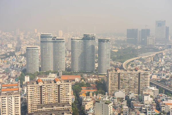 Endüstriyel şehirde kirli havanın gökyüzünü kaplayan hava manzarası — Stok fotoğraf