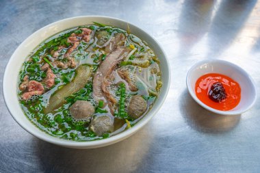 Vietnam yerel mutfağı - Pho etli şehriye çorbası