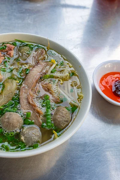 Foto verticale di ciotola di zuppa di tagliatelle di manzo Pho vietnamita — Foto Stock