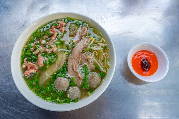 Delicioso tazón de sopa de fideos de ternera Pho vietnamita —  Fotos de Stock