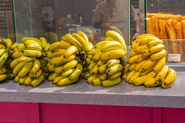 Δέσμες από κίτρινη ώριμη μπανάνα στο περίπτερο τροφίμων — Φωτογραφία Αρχείου
