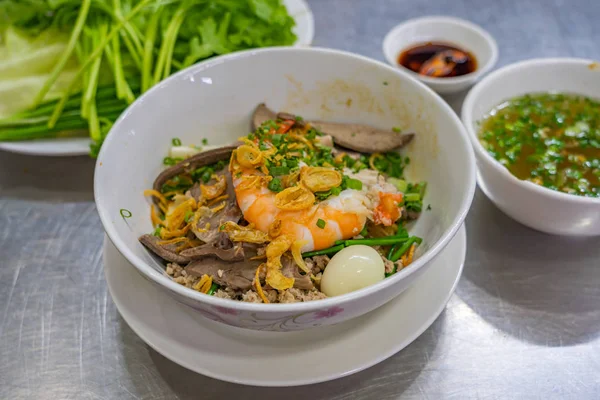 Ciotola di deliziosi gamberetti e pasta di maiale Cucina vietnamita — Foto Stock
