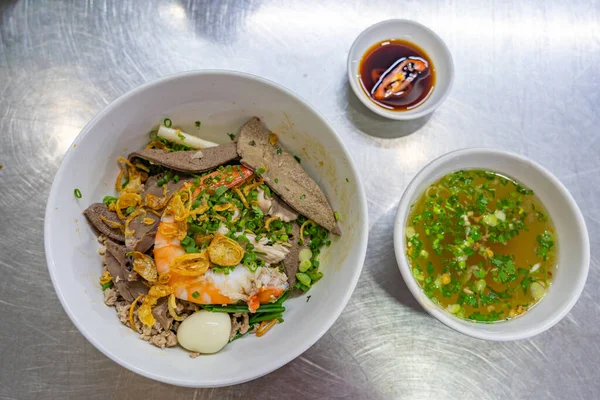 エビと豚肉のおいしいカンボジア麺 — ストック写真