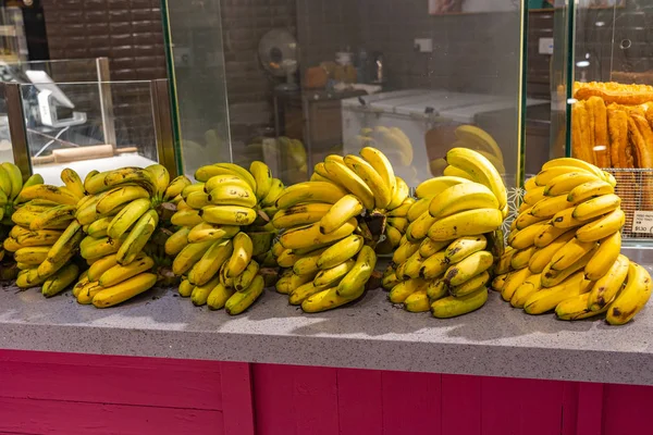 Σακούλες από κίτρινη ώριμη μπανάνα στο περίπτερο τροφίμων — Φωτογραφία Αρχείου