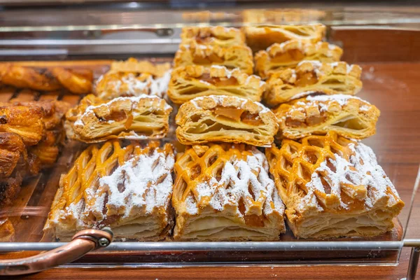 Strudel de melocotón trenzado a la venta en pastelería — Foto de Stock