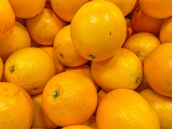 Foto de cerca de naranjas para la venta en la tienda de frutas — Foto de Stock