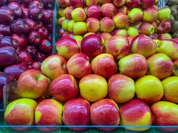 Assortment of fresh apples for sale at fruit market — ストック写真