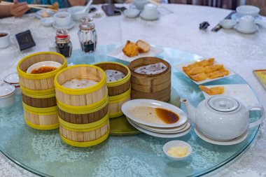 Boş gamsum bambu tencere kutuları ve tabaklar yemek masasında.