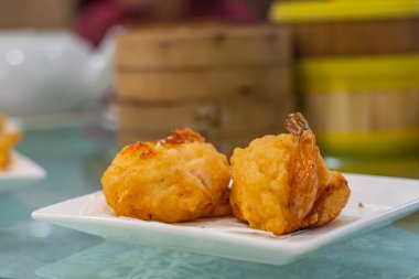 Kızarmış hamur ve beyaz tabakta karides. 