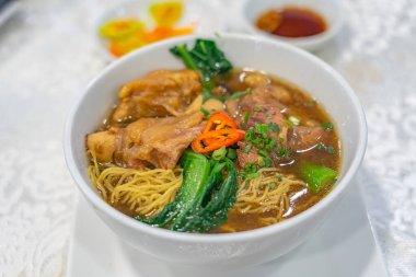 Lezzetli Çin usulü haşlanmış etli şehriye çorbası.