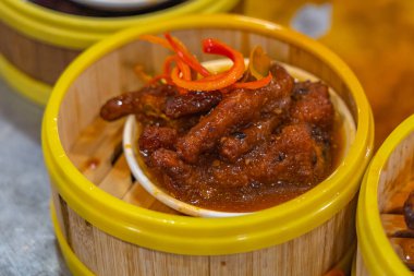 Hong Kong Dim Sum restoranında geleneksel tavuk budu.