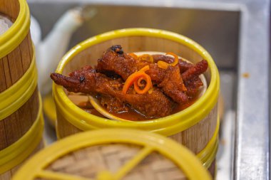 Çin usulü güveç tavuk ayağı Dim Sum restoranında servis edilir.