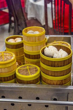 Hong Kong restoranında taze pişmiş gamsum bambu buharlı tencere kutuları.