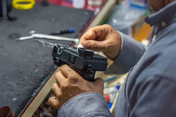 Technicien avec outils de maintien des doigts amputés et corps des caméras de nettoyage — Photo