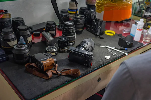 Obiettivo della fotocamera assortito sul tavolo nella stanza del servizio di pulizia della fotocamera — Foto Stock