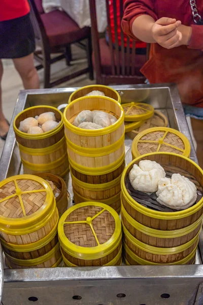Auswahl an gedämpften Knödeln auf Dimsum-Wagen in chinesischem Restaurant — Stockfoto