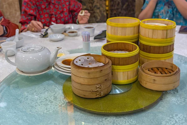 Купа тьмяних пароплавних бамбукових коробок у ресторані Гонконгу. — стокове фото