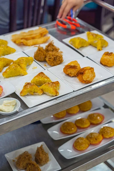 Frittiertes Wonton und Garnelenbällchen in Hongkongs Dimsum-Restaurant — Stockfoto