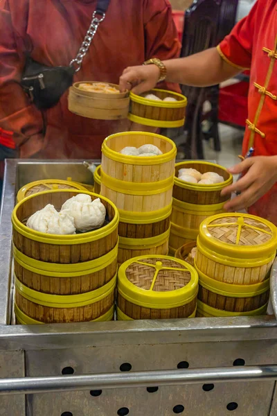 중국 음식점 의대 나무 증기선 상자에 기본적 인 재료를 담고 있는 웨이트리스 — 스톡 사진