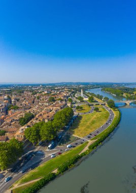 Rhone nehrinin kıyısındaki tarihi Avignon şehri, Fransa