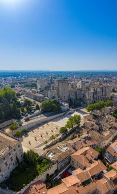 Avignon tarihi şehrinin havadan görünüşü ve tarihi mimarisi