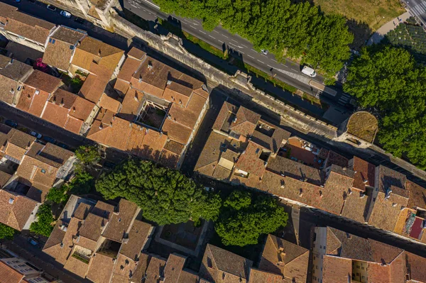 Doğrudan Avignon 'un kırmızı çatı evleri manzarasının üstünde.