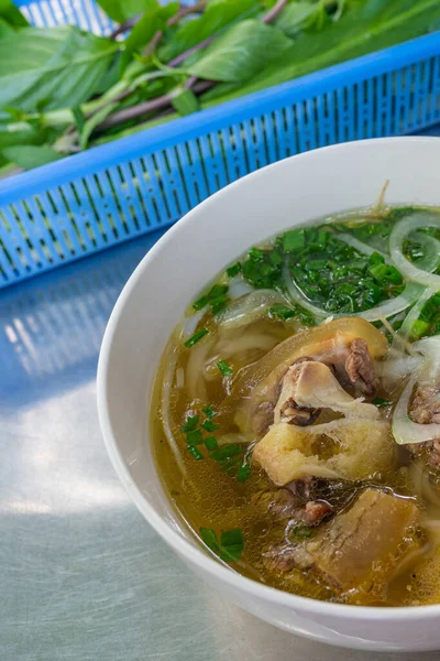 Famous Vietnamese cuisine - Pho beef noodle served with vegetable — ストック写真