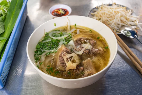 Deliciosa y famosa comida tradicional vietnamita - Fideos de ternera Pho — Foto de Stock