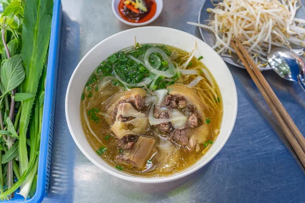 Alimento popular de Vietnam - sopa de fideos Pho comido con carne de res, carne y verduras — Foto de Stock