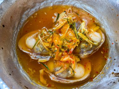 Tayland usulü buğulanmış midye, limon otu ve baharatlı biber sosu.