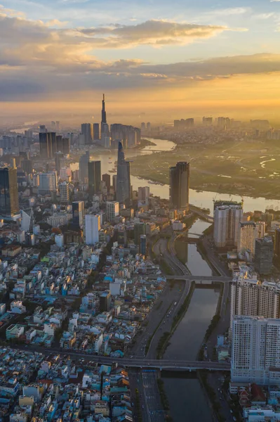 Vue aérienne du paysage urbain de la ville de Saigon avec un magnifique coucher de soleil, Vietnam — Photo