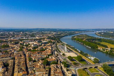 Avignon tarihi şehri Rhone Nehri kıyısında, Fransa