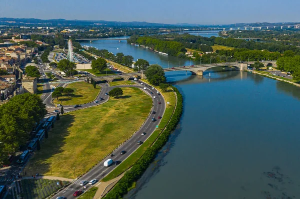 Hermosa ciudad de Aviñón a orillas del río Ródano, Francia — Foto de Stock