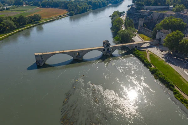 Воздушный пейзаж моста Пон-Сен-Бенезе на реке Рона — стоковое фото