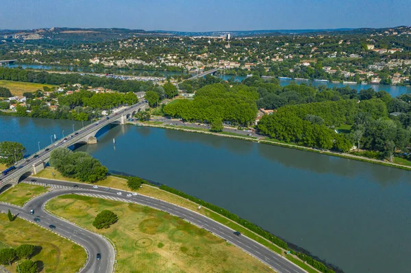 Удивительный воздушный пейзаж Авиньона у реки Рона — стоковое фото