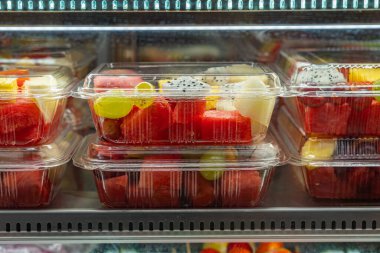 Tatlı restoranında satılık renkli meyve kutusu.