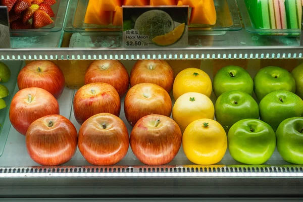Φρέσκα πράσινα και κόκκινα μήλα στην βιτρίνα του καταστήματος επιδόρπιο — Φωτογραφία Αρχείου