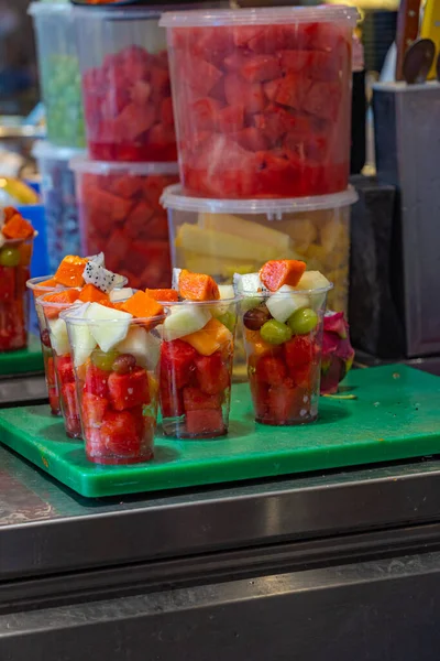 Mieszane kubki owocowe na sprzedaż w sklepie z deserami na rynku — Zdjęcie stockowe