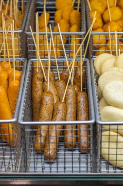 Kızarmış sosis ve nugget şişleri.